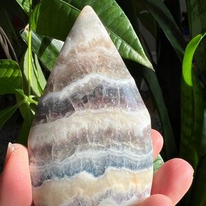 Blue fluorescent fluorite teardrop (b) |  crystal